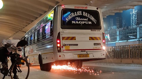 nagpur-wardha-road-travels-bus-sparks-major-accident-averted