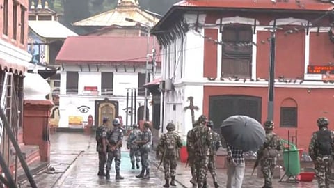 पशुपतिनाथ मंदिर बंद, सड़कों पर उतरी सेना... Gen-Z युवाओं के प्रदर्शन से नेपाल में भारी तबाही