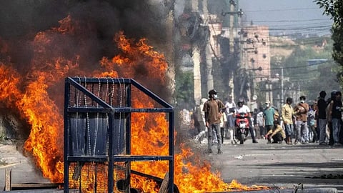 ताले टूटे, जेलें हुईं खाली! 13,000 से ज्यादा कैदी एक साथ फरार, इस देश में मचा हड़कंप