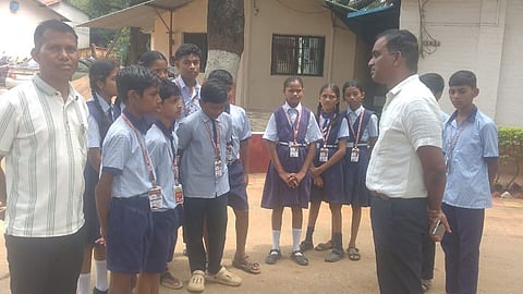 Gadchiroli School News: गड़चिरोली जिले से एक चौंकाने वाली खबर सामने आई है, जिसे जानकर आप भी हैरान हो जाएंगे। जिले में स्कूल की बस नहीं पहुंचने से छात्रों के सीधे थाने पहुंचने का मामला सामने आया है।
