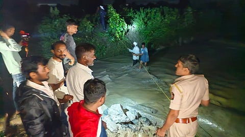 Wardha News: वर्धा जिले में भारी बारिश के कारण जनजीवन बुरी तरह प्रभावित हो चुका है। पिछले 24 घंटों में 14 राजस्व मंडलों में अतिवृष्टि दर्ज की गई है। यहां लोगों को स्थानांतरण के लिए मजबूर होना पड़ा।