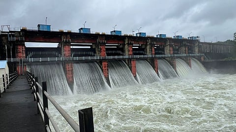 Erai Dam: चंद्रपुर जिले में हाल ही में हुई भारी बारिश के कारण इरई डैम का जलस्तर काफी हद तक बढ़ गया है। जलस्तर बढ़ने के कारण गांवों को अलर्ट रहने का आदेश दिया गया है।
