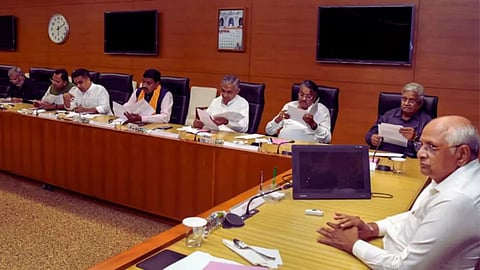 गुजरात में बड़ा सियासी बदलाव, मुख्यमंत्री भूपेंद्र पटेल को छोड़ पूरी कैबिनेट ने दिया इस्तीफा