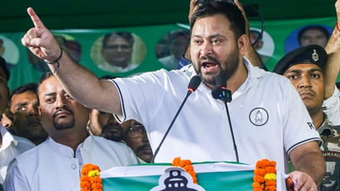 लालू के करीबी नेता की हत्या पर आग बबूला हुए तेजस्वी, बोले-किसके इशारे पर हथियार लेकर घुम रहे अपराधी