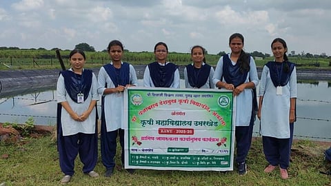 कृषि छात्राओं का मार्लेगाव में कृषि तालाब का दौरा