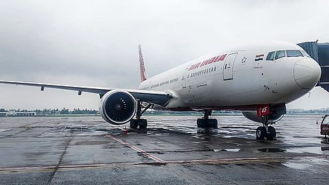 Air India Emergency Landing: एयर इंडिया विमान के साथ एक बार फिर बड़ा हादसा होते-होते टल गया। टेकऑफ के बाद पक्षी के टकराने के बाद तुरंत विमान की नागपुर में इमरजेंसी लैंडिंग कराई गई।