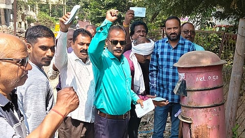 Akola Protest: अकोला जिले में नागरिकों ने ओवरब्रिज की मांग को लेकर अनोखा आंदोलन छेड़ा। अकोला के नागरिकों ने हजारों की तादात में राज्य के उपमुख्यमंत्री अजित पवार को पत्र भेजकर आंदोलन किया।