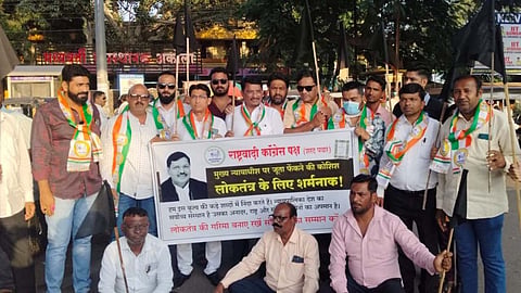 हाल ही में Supreme Court परिसर में CJI BR Gawai पर जूता फेंकने की खबर सामने आयी थी। इस घटना के विरोध में NCP (Sharad Pawar) गुट के कार्यकर्ताओं ने अकोला में विरोध प्रदर्शन किया है।