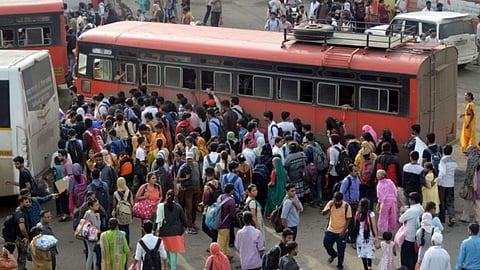 दीपावली पर पुणे एसटी ने 957 अतिरिक्त बसें चलाकर 10 लाख से अधिक यात्रियों को सुरक्षित घर पहुंचाया है । 7 दिन में विभाग ने 14 करोड़ रुपये से अधिक की रिकॉर्ड कमाई की है।