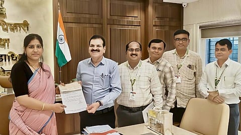 Akola-Washim Bank: महाराष्ट्र में इस साल हुई भारी बारिश के कारण किसानों की फसलों को भारी नुकसान झेलना पड़ा। बाढ़ में किसानों के घर पानी में डूब गए। इन बाढ़ पीड़ितों के लिए बैंक ने मदद का हाथ बढ़ाया।