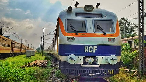 Amla-Nagpur-Amla MEMU: रेल प्रशासन की लापरवाही और तकनीकी अव्यवस्थाओं ने यात्रियों की मुश्किलें बढ़ा दी हैं। कोविड काल के बाद रेलवे ने लंबी दूरियों की पैसेंजर ट्रेनें बंद करके 200 KM के बीच मेमू थोंपी।