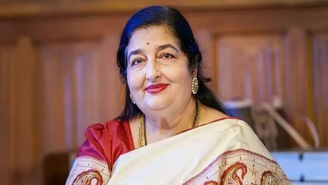लता मंगेशकर की आवाज से सीखा संगीत, बिना ट्रेनिंग के बनाई पहचान, जानें अनुराधा पौडवाल की कहानी