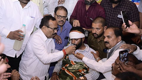 Sambhajinagar: सिल्लोड़ तहसील में बारिश के कारण होने वाले नुकसान के बदले में सरकारी मुआवजे को लेकर सरपंच मंगेश साबले ने भूख हड़ताल का फैसला लिया था। जिसको महाराष्ट्र के मंत्री अतुल सावे की कोशिशों के बाद सफलता हासिल हुई है।