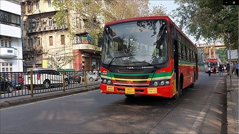 ई-बस डिलीवरी में देरी और लीज दरों के विवाद से परेशान बेस्ट ने ठेकेदार कंपनियों पर कानूनी कार्रवाई की तैयारी शुरू कर दी है। जिससे कई रूटों पर बस सेवाएँ प्रभावित हो रही हैं।