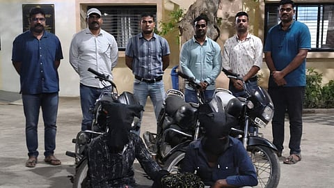 Amravati के ग्रामीण क्षेत्र से पुलिस ने बाइक चोरी के गिरोह का पर्दाफाश किया है। बाइक चोरी करने के लिए घुमने वाले 2 चोरों को Amravati Police ने रंगेहाथों गिरफ्तार किया है। जिनके पास से चोरी की 3 बाइक जब्त हुई है।