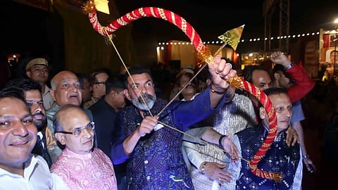 बारिश में भी चमके बॉबी देओल, लाल किला मैदान में किया रावण दहन, फैंस को दिया फ्लाइंग किस
