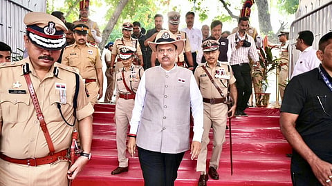 मुंबई में पुलिस स्मृति दिवस पर राज्य के मुख्यमंत्री देवेंद्र फडणवीस ने शहीदों को श्रद्धांजलि दी है। साथ ही उन्होंने परेड और सलामी के जरिए उनकी वीरता को भी याद किया गया।। मुख्यमंत्री फडणवीस ने शहीद पुलिस अधिकारियों और कर्मियों के परिजनों से भी मुलाकात की।