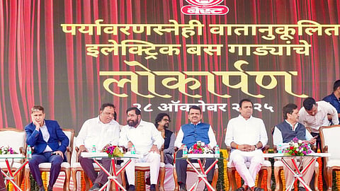 Mumbai BEST के बेड़े में 150 नई एसी इलेक्ट्रिक बसें शामिल हुई। सीएम फडणवीस और डीसीएम शिंदे ने इन बसों का लोकार्पण किया। अब यात्रियों को अधिक आरामदायक और पर्यावरण-अनुकूल यात्रा मिलेगी।