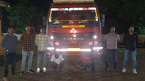Wardha Police के हाथों एक बहुत बड़ी सफलता लगी है। दरअसल पुलिस ने अवैध रुप से कत्लखाने ले जाने वाले भैंस तस्कर गिरोह को गिरफ्तार कर लिया है। इस कार्रवाई में तस्करों के पास से 17 लाख रुपये से ज्यादा का माल जब्त हुआ।