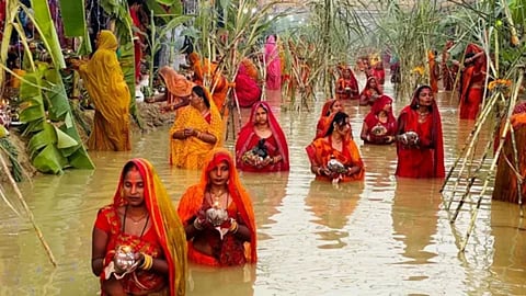 छठ पूजा क्यों मनाई जाती है, इस विशेष पर्व का आध्यात्मिक और धार्मिक महिमा जानिए