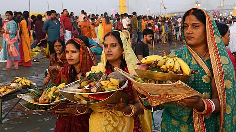 नदी या सरोवर की घाट नहीं जा सकते छठ पूजा के लिए, तो ऐसे करें घर पर ही