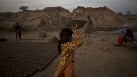 पालघर में 10 वर्षीय आदिवासी बच्ची को बंधुआ मजदूरी के लिए मजबूर करने का मामला दर्ज किया है। भयंदर की महिला पर बाल श्रम, अत्याचार निवारण और बंधुआ श्रम अधिनियमों के तहत कार्रवाई की है।
