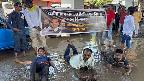 Chandrapur Latest News: चंद्रपुर जिले में कांग्रेस ने अनोखा प्रदर्शन कर प्रशासन को चेतावनी दी है। कांग्रेस नेताओं ने सड़कों के गड्ढों पर खुद स्वीमिंग की और कहा कि नागरिकों की जान से खिलवाड़ बंद करो।