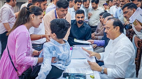 Ajit Pawar ने चिंचवड़ में जनसंवाद कर फुटपाथ पर खड़ी वाहनों और ट्रैफिक जाम पर सख्त कार्रवाई के निर्देश दिए हैं। 3,000 शिकायतों में 1,200 का तुरंत समाधान किया गया है। पिंपरी चिंचवड़ को BJP का गढ़ माना जाता है।