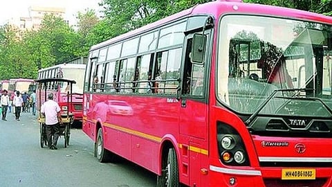 Nagpur News: नागपुर में ‘आपली बस’ के ठेका चालकों के दिवाली बोनस को लेकर हंगामा खड़ा हो गया है। आपली बस के कंडक्टरों को उनका बोनस मिल चुका है, जबकि जबकि चालकों का बोनस अभी तक नहीं मिला है।
