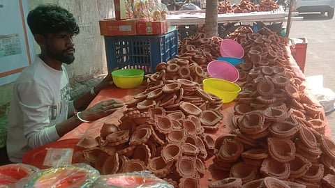 मिट्टी के दीये ‘आउटडेटेड’,