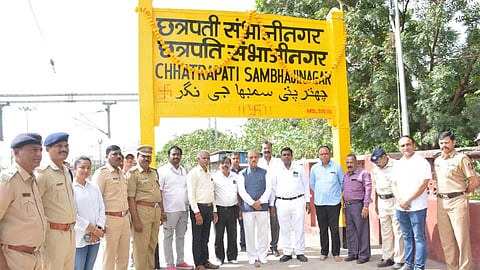 Chhatrapati Sambhajinagar Railway Station के बोर्ड पर उर्दू में नाम लिखे जाने पर BJP ने इसका पुरजोर विरोध किया है। AIMIM नेता जलील ने इस मामले में कड़ी प्रतिक्रिया दी है।