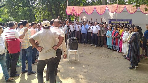 Nagpur News: बिजली कंपनियों के निजीकरण के खिलाफ बिजली कर्मियों ने हड़ताल की घोषणा की थी। विविध मांगों को लेकर बिजली कर्मियों ने 72 घंटों का कामबंद आंदोलन शुरू किया था जो खत्म हो चुका है।