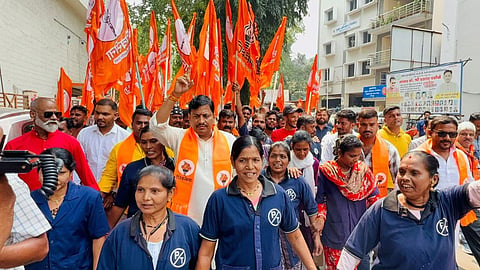 Shiv Sena Protest in DRM Office: नागपुर के अजनी रेलवे स्टेशन पर बढ़ती गुंडागर्दी को लेकर शिवसेना ने विरोध प्रदर्शन किया। शिवसेना ने ठेकेदारों के विरोध में डीआरएम का घेराव किया।