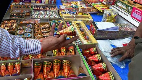 Sambhajinagar: अब दिवाली के त्योहार में सिर्फ कुछ ही दिन बाकी रह गए हैं। छत्रपति संभाजीनगर में पटाखा बाजार सजने लगा है। शहर में लगभग 6 जगहों पर पटाखों के ये बाजार लगने वाले हैं।