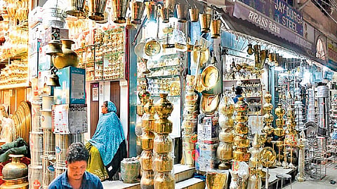 Gold-Silver Rate Update: आस्था का महापर्व छठ 25 अक्टूबर से शुरू हो रहा है। ऐसे में छठ महापर्व को लेकर खरीदारी शुरू हो गई है। सोने-चांदी में जहां उतार-चढ़ाव जारी है। वहीं पीतल की मांग बढ़ी है।