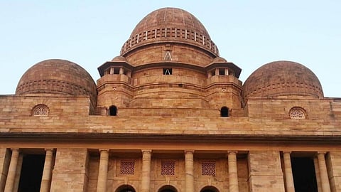 High Court: नागपुर में हाई कोर्ट ने देह व्यापार, मानव तस्करी और धोखाधड़ी के एक मामले में आरोपी मनोज अर्जुन घनशानी की याचिका खारिज कर दी। जानें क्या है पूरा मामला।