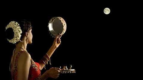 करवा चौथ पर इन 5 रंगों के कपड़े न पहनें तो बेहतर, हो सकता है अशुभ, वजह भी जानिए