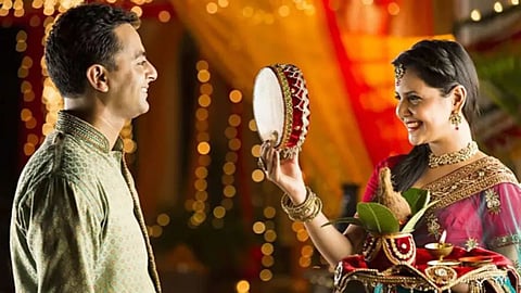 जीवनसाथी से हमेशा रहती हो अगर अनबन, तो करवा चौथ को कर लें ये अचूक उपाय, प्रेम का होगा संचार
