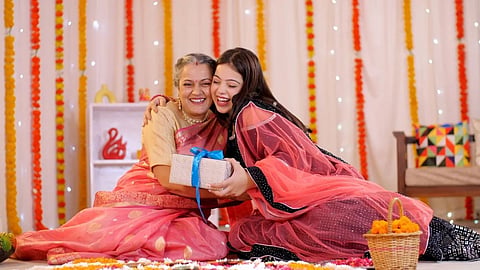 करवा चौथ पर अपनी सास को दें ये उपहार, अखंड सौभाग्य का मिलेगा शुभाशीष