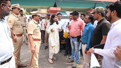 Amravati MNC Commissioner सौम्या शर्मा ने राजापेठ क्षेत्र का निरीक्षण कर ट्रैफिक जाम और पार्किंग सुधार के त्वरित कदमों के निर्देश दिए। जिससे नागरिकों को यातायात में परेशानी का सामना नहीं करना होगा।
