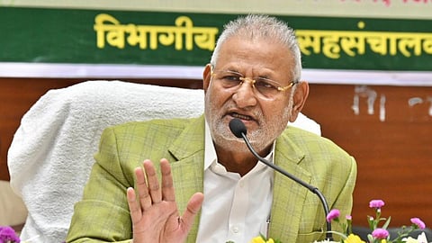 महाराष्ट्र के Former Agriculture Minister Manikrao Kokate पिछले काफी दिनों से विवादों में है। दरअसल, महाराष्ट्र विधानसभा सत्र के दौरान मंत्री की सदन में बैठकर रमी खेलने की वीडियो वायरल हुई थी।