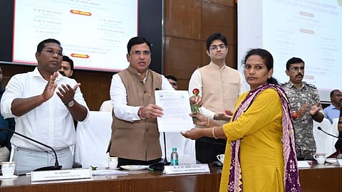 Minister Ashish Jaiswal handed over compassionate appointment letters to 210 people in Gadchiroli