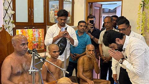 Minister Murlidhar Mohol met Jain monks