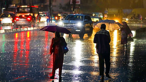 Rainfall in Nagpur: नागपुर में मौसम ने करवट ले ली है। दीपावली के बाद से ही गर्मी परेशान कर रही थी। जिससे अब लोगों को राहत मिली है। मौसम विभाग के अनुसार आने वाले दिनों में शहर में बारिस के आसार है।