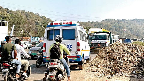 मीरा-भाईंदर NH-48 पर सड़क किनारे मलबे का ढेर खतरनाक साबित हो सकता है। ये वाहन चालकों के लिए बड़ा जोखिम हो सकता है। इस मामले को लेकर मनपा और प्रशासन ने अब तक कोई कार्रवाई नहीं की है।