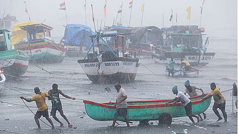 5 fishing boats went missing near Navi Mumbai coast due to a storm