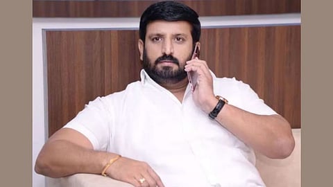 Pune Police ने कोथरूड स्थित गैंगस्टर नीलेश घायवल के घर से सेना के गोला-बारूद कारखाने जैसा अम्युनिशन बॉक्स, दो कारतूस व चार खोके बरामद किए गए हैं। साथ ही मामले की जांच और इंटरपोल से संपर्क भी जारी किया जा रहा है।