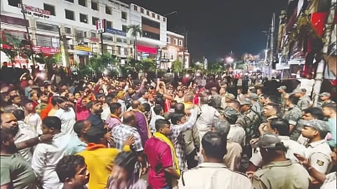 ओडिशा के कटक में मूर्ति विसर्जन के दौरान बवाल, आगजनी और पथराव से फैला तनाव, DCP समेत कई घायल