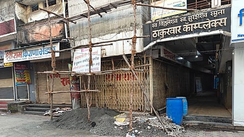 Padmavati Jewelers: वणी शहर में स्थित पद्मावती ज्वेलर्स पर नगर परिषद ने सख्ती बरती है। अवैध निर्माण के आरोपों के चलते नगर परिषद ने पद्मावती ज्वेलर्स को नोटिस भेजा है।