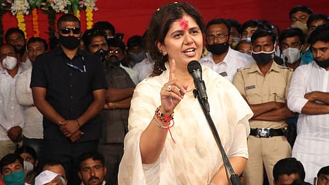 Cabinet Minister Pankaja Munde ने अपनी बीड जिले की वैघनाथ सहकारी शुगर फैक्ट्री के बिक जाने की बात उजागर की है। जिसके बाद क्रांतिकारी शेतकरी संगठन के रविकांत तुपकर ने इस पर अपनी नाराजगी जतायी है।